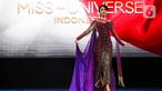 Miss Universe Indonesia 2024 Clara Shafira Krebs saat memeragakan salah satu koleksi busana sebelum memberikan keterangan terkait keberangkatannya ke ajang Miss Universe 2024, Gedung Kesenian Jakarta, Jakarta Pusat, Sabtu (26/10/2024). (Liputan6.com/Angga Yuniar)