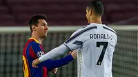 Striker Barcelona, Lionel Messi, berjabat tangan dengan striker Juventus, Cristiano Ronaldo, pada laga Liga Champions di Stadion Camp Nou, Rabu (9/12/2020). Laga tersebut menjadi ajang reuni dua mega bintang yakni Messi dan Ronaldo. (AP Photo/Joan Monfort)