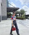 Bergaya super edgy dengan kemeja motif, Maudy Ayunda padukan denim dan platform shoes untuk hadirkan kesan semakin penuh gaya yang tak terbantahkan. [Foto: Instagram/ Maudy Ayunda]