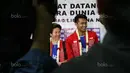 Senyum Tontowi Ahmad dan Liliyana Natsir saat melakukan sesi wawancara di Bandara Soekarno-Hatta, Cengkareng (29/8/2017). Tontowi/Liliyana meraih medali emasi pada kejuaraan dunia di Glasgow. (Bola.com/Nicklas Hanoatubun)