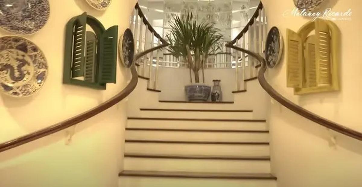 Detail Desain Tangga Rumah Yuni Shara, Inspirasi untuk Hunian Berkonsep Klasik Modern