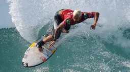 Peselancar asal Brasil, Italo Ferreira melakukan manuver di atas ombak saat kejuaraan selancar dunia bertajuk "Corona Bali Protected" di Pantai Keramas, Gianyar, Bali, Minggu (19/5/2019). Event yang diberinama Corona Bali ProTected digelar pada 13 Mei hingga 25 Mei 2019. (SONNY TUMBELAKA / AFP)