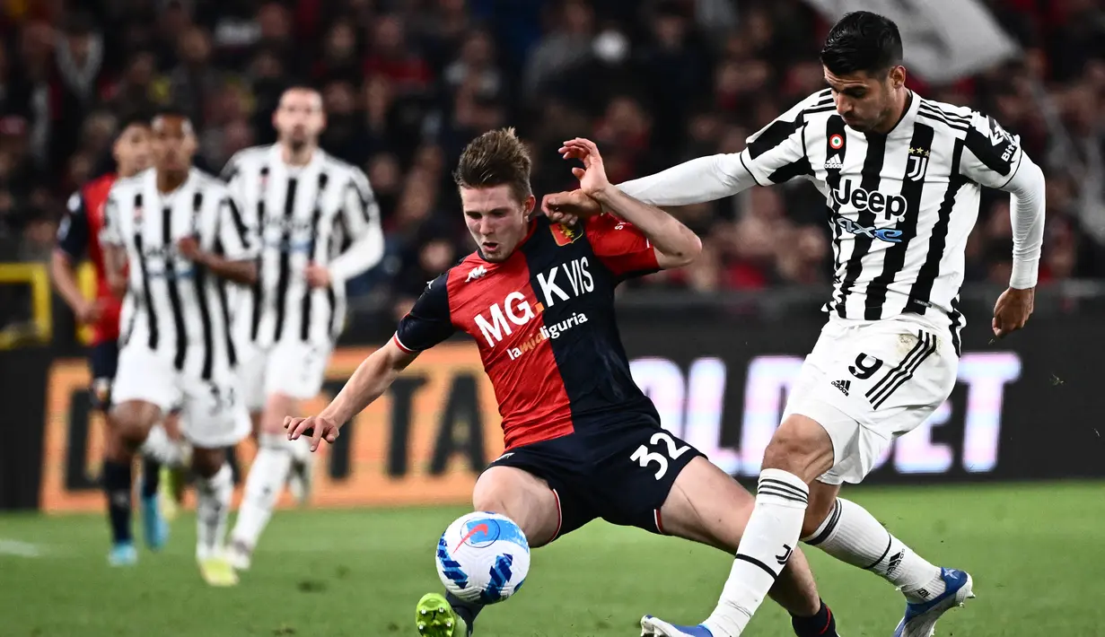 <p>Pemain Juventus Alvaro Morata (kanan) berebut bola dengan pemain Genoa Morten Frendrup pada pertandingan sepak bola Serie A Liga Italia di Stadion Luigi-Ferraris, Genoa, Italia, 6 Mei 2022. Juventus kalah 1-2. (Marco BERTORELLO/AFP)</p>