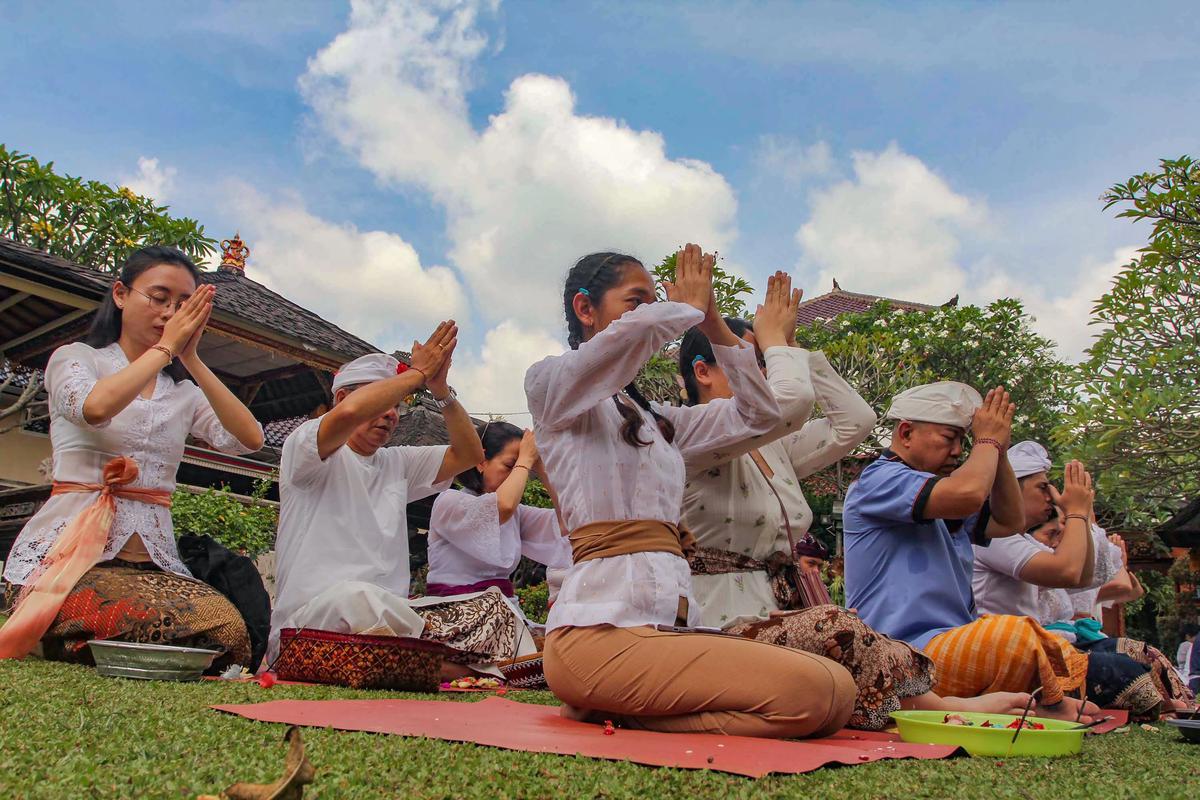 FOTO: Suasana Khusyuk Perayaan Galungan di Pura Cinere, Jakarta Selatan