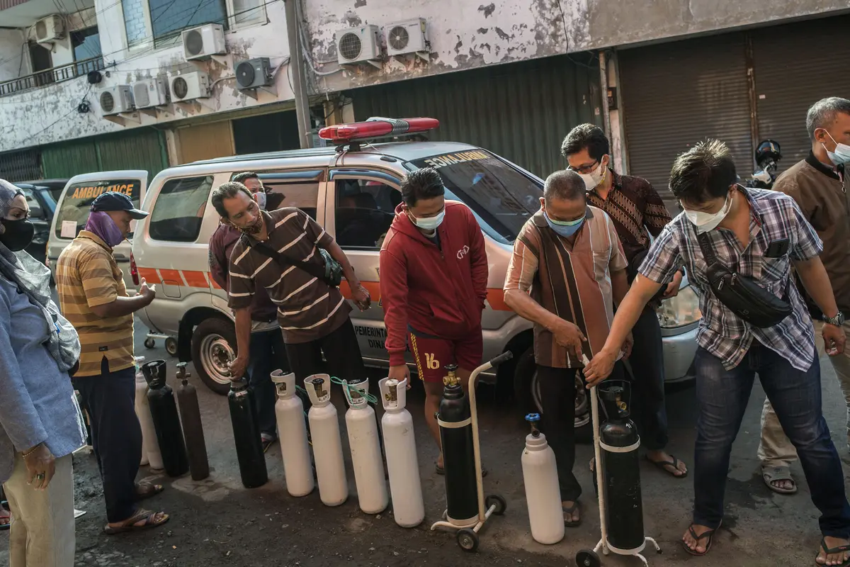 Antre Isi Ulang Oksigen di Surabaya
