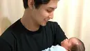 Pemeran yang juga anak artis senior Teuku Rasya mengungkapkan rasa bahagianya saat memiliki adik. Remaja 19 tahun itu baru saja dikaruniai adik laki-laki, Teuku Muhammad Razeen Pasya. (Instagram/teukurassya)