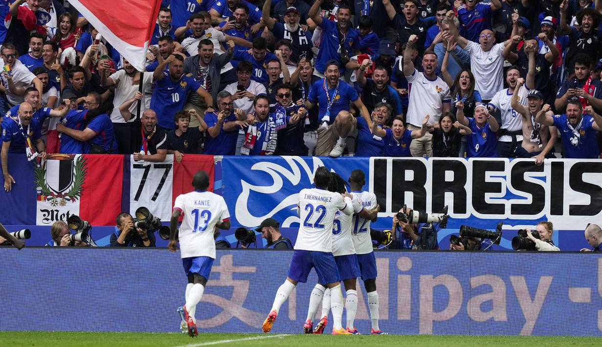 Selebrasi para pemain Timnas Prancis di depan para fans merayakan gol bunuh diri bek Timnas Belgia, Jan Vertonghen pada laga babak 16 besar Euro 2024 di Merkur Spiel-Arena, Dusseldorf, Jerman, Senin (1/7/2024). (AP Photo/Andreea Alexandru)