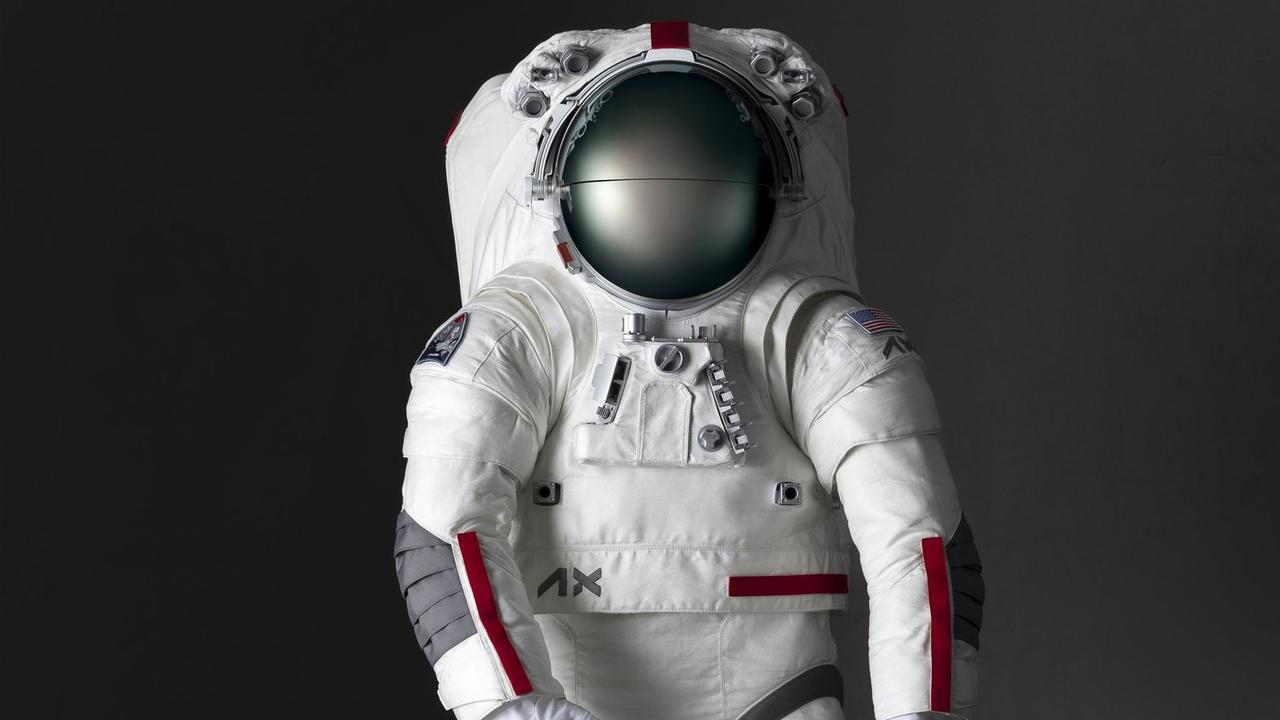 pakaian astronot prada