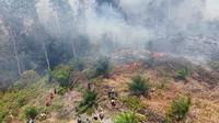 Titik panas (hotspot) terpantau dari udara saat kebakaran hutan dan lahan (karhutla) terus berlangsung di wilayah Riau. (dok. Biro Humas KLH)