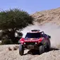 Pembalap Stephane Peterhansel dan navigator Paulo Fiuza keluar sebagai pemenang etape kesembilan Reli Dakar 2020 yang melintasi jalur dari Wadi Al Dawasir ke Harardh, Arab Saudi, Selasa (14/1/2020).