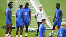 Pelatih Prancis, Didier Deschamps memimpin sesi latihan jelang laga melawan Jerman pada laga uji coba di Stadion Signal Iduna Park, Jerman, Senin (11/9/2023). (AP Photo/Martin Meissner)