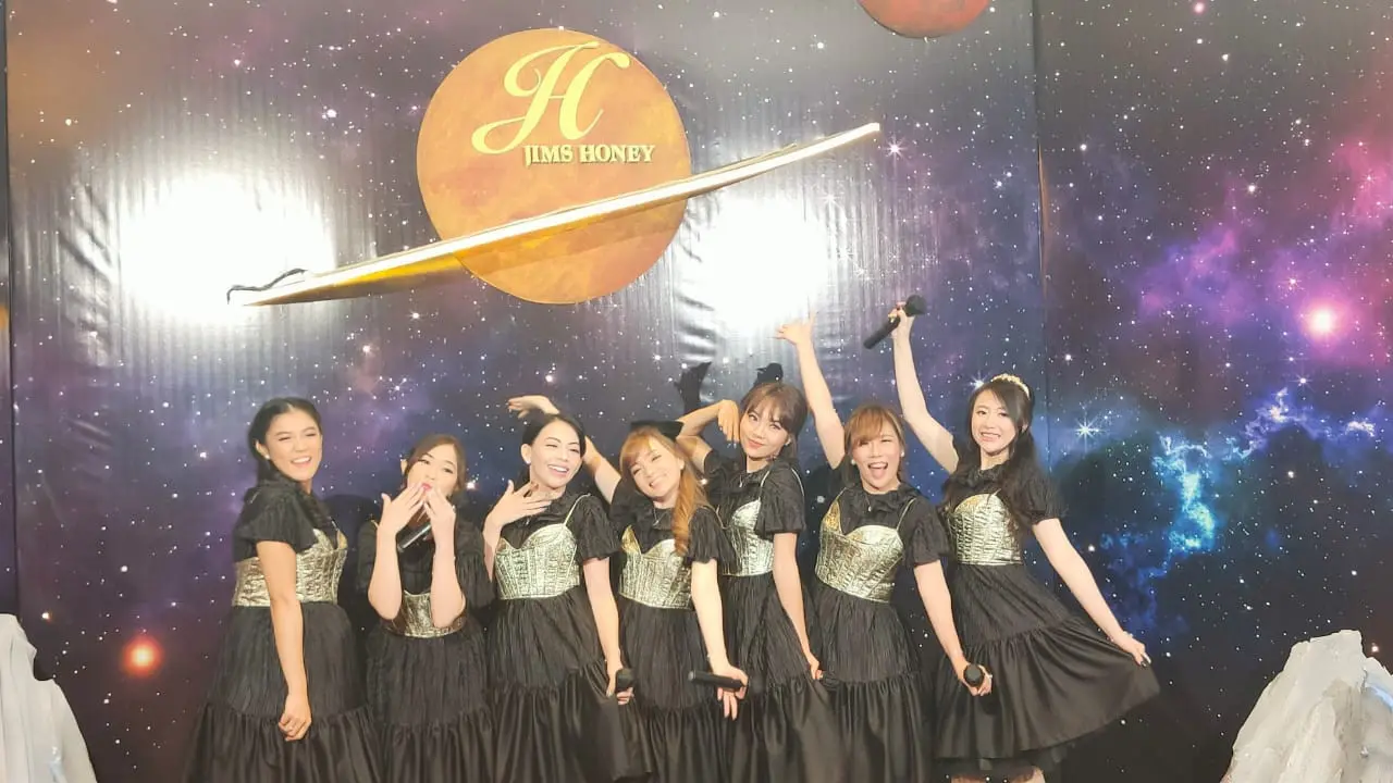 Lihat tampilan perdana grup vokal Chibi-Chibi yang comeback setelah ganti nama dari Cherybelle di acara anniversary ke-8 Jims Honey