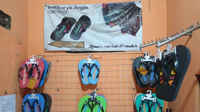 Melihat Proses Produksi Sandal di UMKM Tatag Sandal Wudhu Yogyakarta