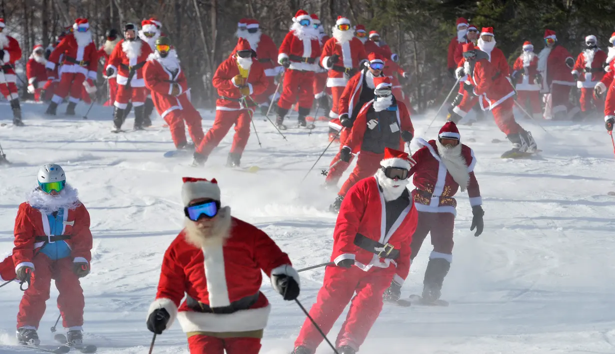 Para pemain ski berpakaian seperti Sinterklas meluncur selama berpartisipasi dalam acara tahunan Santa Sunday di Sunday River Resort yang terletak di Kota Newry, Amerika Serikat, Minggu (8/12/2019). Santa Sunday merupakan acara amal tahunan untuk River Fund Charity. (Joseph Prezioso / AFP)