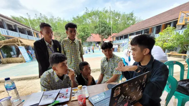 Tim Universitas Pertamina melakukan pemetaan potensi bencana alam dan sosialisasi kepada masyarakat di wilayah Ciletuh-Pelabuhan Ratu Geopark.