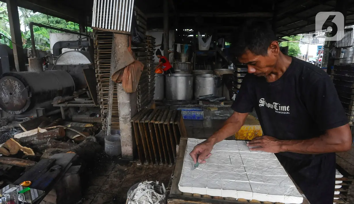Namun ada pula, produsen yang terpaksa memilih untuk menaikkan harga tahu dari sebelumnya Rp600 per buah menjadi Rp800 per buah. (merdeka.com/Arie Basuki)