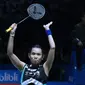 Tunggal putri Taiwan, Tai Tzu Ying mengangkat tangan usai menumbangkan pebulu tangkis China, Chen Yufei saat Final Indonesia Open 2018 di Istora GBK, Jakarta, Minggu (8/7). Tai Tzu Ying menang 21-23 21-15 21-9. (Liputan6.com/Helmi Fithriansyah)