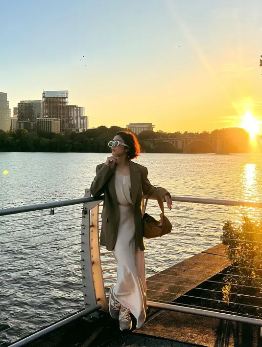 Febby Rastanty tampak menyempurnakan penampilannya dengan oversized blazer cokelat. [Foto: Instagram/febbyrastanty]