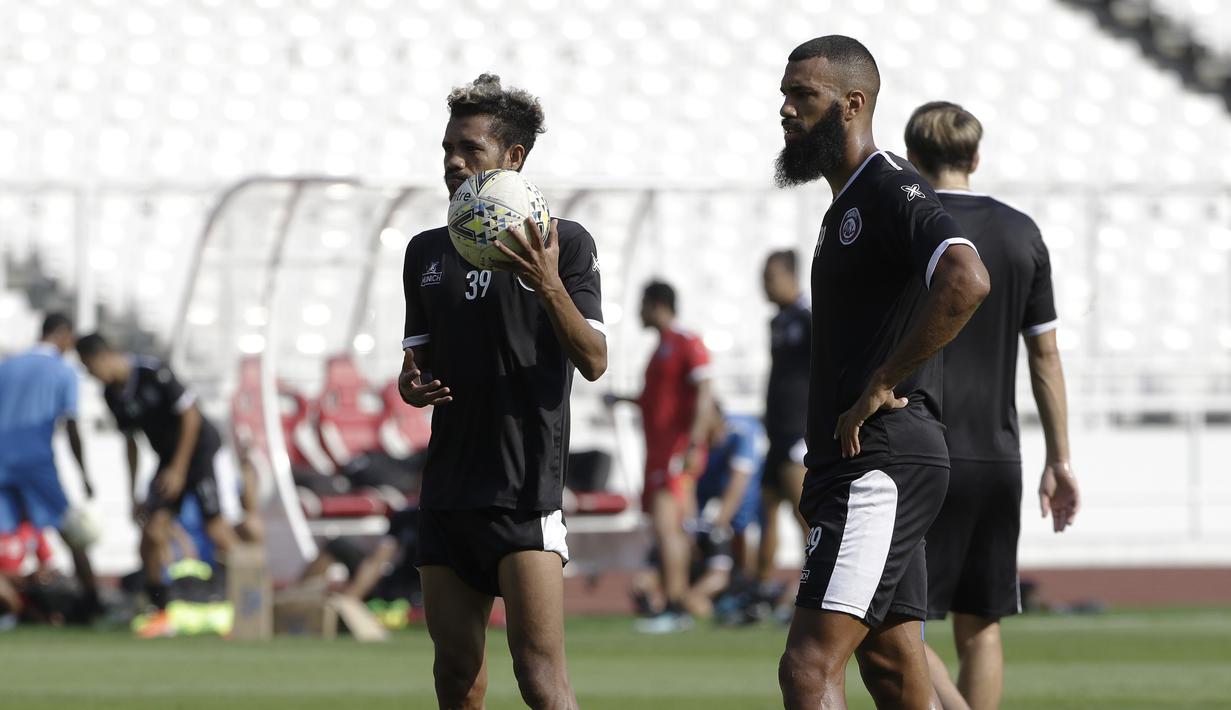 Pemain Arema FC, Sylvano Comvalius dan Alfin Tuasalamony, memperhatikan arahan pelatih saat latihan di SUGBK, Jakarta, Jumat (2/8). Jelang hadapi Persija, skuat Arema jajal lapangan GBK. (Bola.com/YoppyRenato)