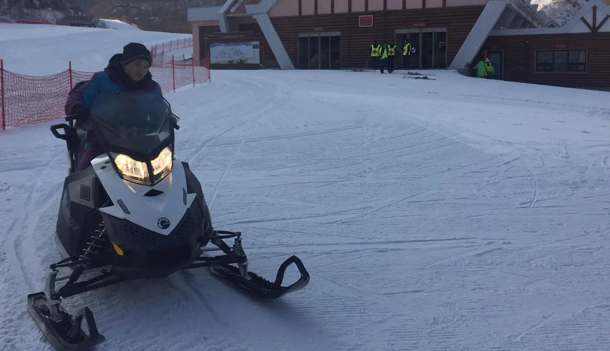 Sebuah mobil salju kembali dari puncak lari ski di resor ski Masik Pass di Korea Utara (28/1). Resor ski ini dibangun pada tahun 2013 atas perintah pemimpin Korea Utara Kim Jong Un. (AP Photo / Eric Talmadge)