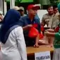 Warga mengantre daging murah yang dijual Pemprov DKI. Sementara pemudik mulai memadati Pelabuhan Kalianget sejak pagi. 