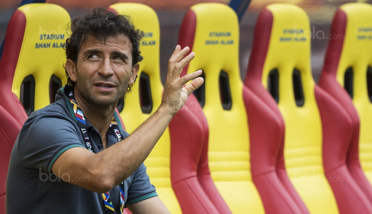 Pelatih Timnas Indonesia, Luis Milla, berdiskusi sebelum melawan Thailand pada laga Grup B SEA Games 2017 di Stadion Shah Alam, Selangor, Selasa (15/8/2017). Kedua negara bermain imbang 1-1. (Bola.com/Vitalis Yogi Trisna)