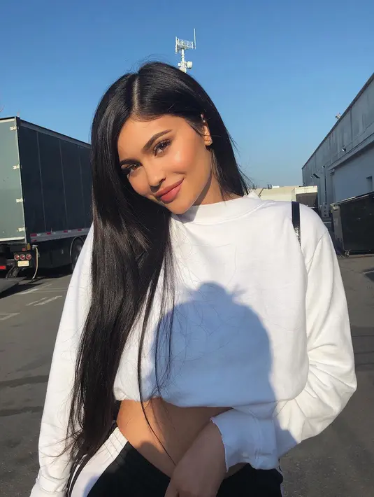 Namun kini ia pun jalan-jalan dengan memamerkan penampilan perutnya. (instagram/kyliejenner)
