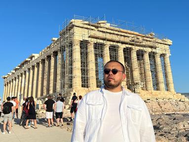 Baru-baru ini, Joko Anwar mengunggah sejumlah momen liburan ke luar negeri. Enggak kaleng-kaleng, sutradara Pengabdi Setan 2: Communion berkelana ke Turki dan Yunani. Setelah bekerja keras mengantar sekuel Pengabdi Setan memanen 6,3 juta penonton dan jadi film Indonesia terlaris kedua tahun ini, Joko Anwar mengapresiasi diri dengan pelesir. Intip, kuy! (Foto: Dok. Instagram @jokoanwar)