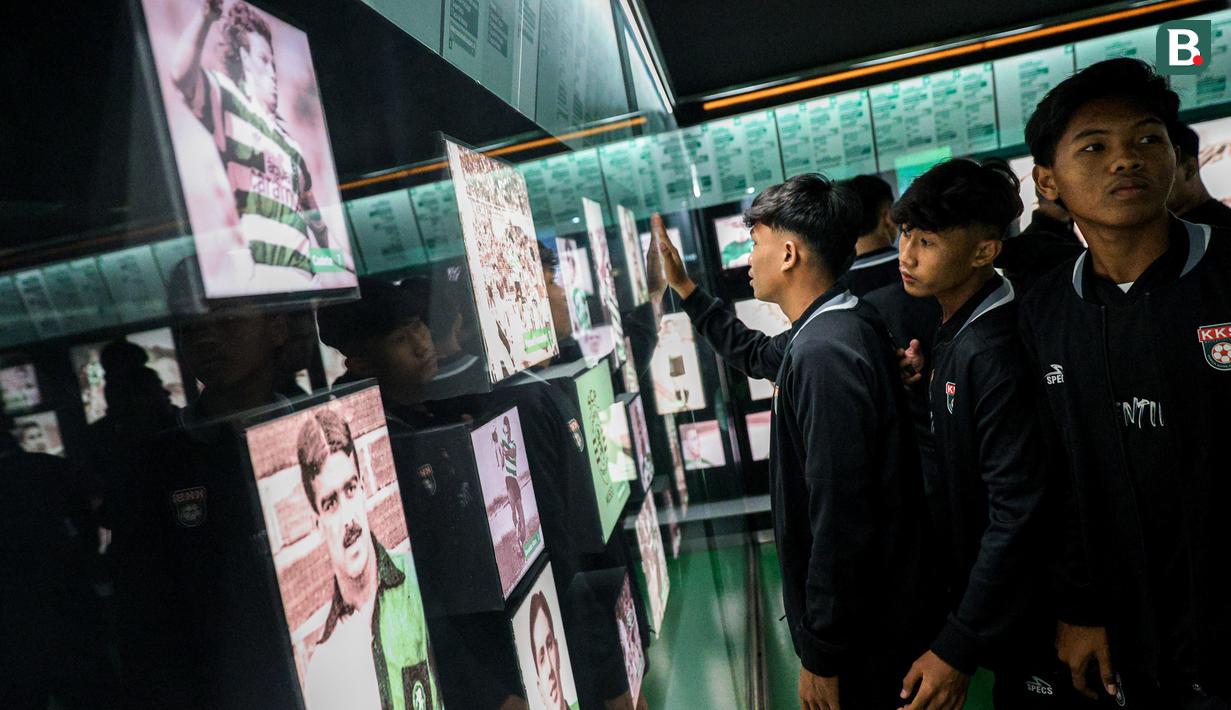Deretan trofi, jersey klasik, hingga foto para bintang Sporting CP menyambut rombongan anak-anak Indonesia saat masuk ke dalam museum di Stadion Jose Alvalade. (Bola.com/Bagaskara Lazuardi)