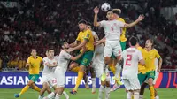 Pemain Timnas Indonesia, Rizky Ridho berusaha menghalau bola saat laga Kualifikasi Piala Dunia 2026 melawan Australia di Stadion Utama Gelora Bung Karno (SUGBK), Senayan, Jakarta, Selasa (10/09/2024). (Bola.com/Bagaskara Lazuardi)