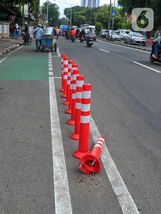 Kondisi stick cone pembatas jalur sepeda di Kawasan Jalan Penjernihan Jakarta, Sabtu (10/12/2022). Keadaan stick cone untuk pembatas jalur sepeda tersebut terlihat sudah rusak dan tidak terpasang dengan benar. (Liputan6.com/Angga Yuniar)