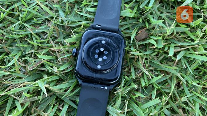 <p>Sensor dan pin magnet untuk pengisian baterai di Amazfit GTS 4. (/ Yuslianson)</p>