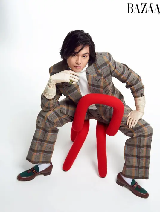 Aktor sekaligus model ini memang dikenal memiliki gaya santai di kesehariannya. Namun di beberapa momen Angga Yunanda tampil formal dengan mengenakan jas. Seperti saat jalani pemotretan, ia tampil menawan dengan setelan jas motif kotak-kotak. (Liputan6.com/IG/@anggayunandareal)