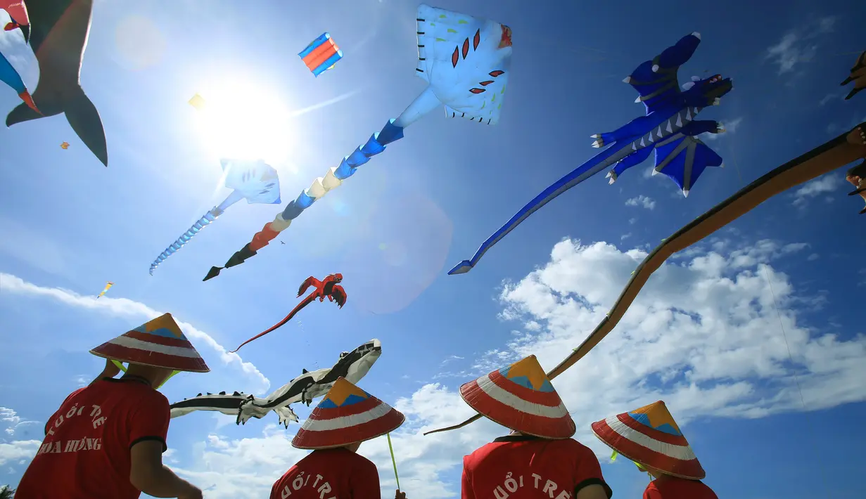 Layang-layang beraneka bentuk terbang diatas pantai Tam Thanh saat Festival Internasional Kite di Quang Nam, Vietnam (11/6). Festival ini diikuti oleh sekitar 100 pengrajin layang-layang dari berbagai negara.  (AP Photo/Hau Dinh)
