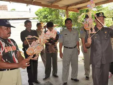 Citizen6, Lampung: Pejabat Bupati Tulang Bawang barat, Bachtiar Basri, sedang mengamati sebuah wayang kulit hasil karya pengrajin di Kampung Candra Kencana, Kecamatan Tulang Bawang tengah. (Pengirim: Jerry Hasan)