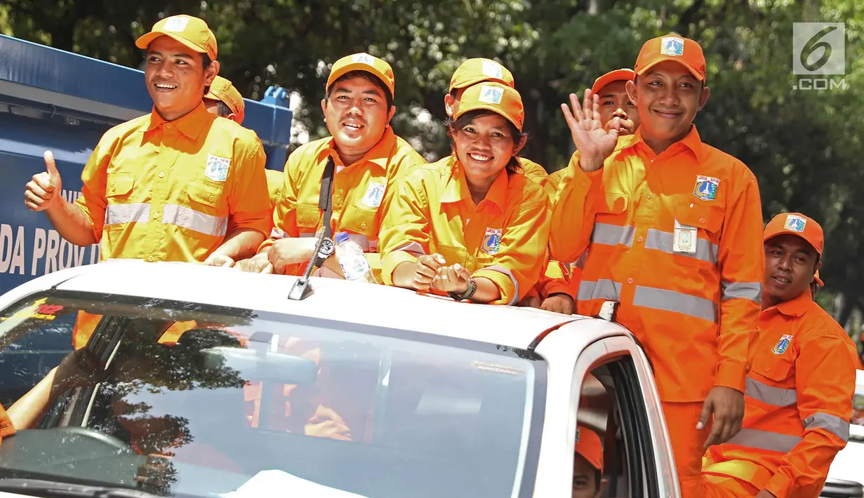 Pasukan Oranye mengantarkan pelepasan Gubernur DKI Jakarta Djarot Saiful Hidayat di Jalan Kebon Sirih, Jakarta, Minggu (15/10). Beberapa petugas Dinas Sumber Daya Air, Dinas Kebersihan, Satpol PP turut melepas Djarot. (Liputan6.com/Immanuel Antonius)
