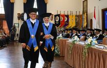 Romantis, Pasangan Suami Istri Ini Dikukuhkan Bareng Jadi Guru Besar UGM