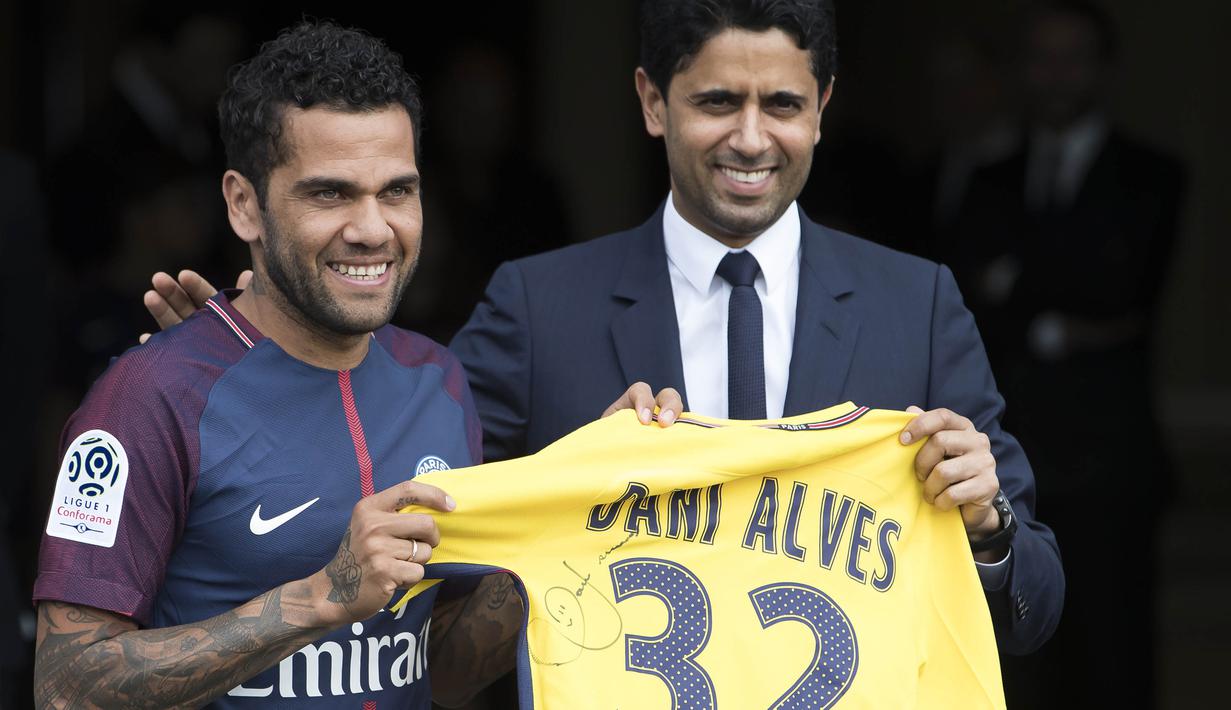 Mantan bek Juventus, Dani Alves, foto bersama CEO Nasser Al-Khelaifi, saat diperkenalkan sebagai pemain baru PSG di Stadion Parc des Princes, Paris, Rabu (12/7/2017). (EPA/Ian Langsdon)