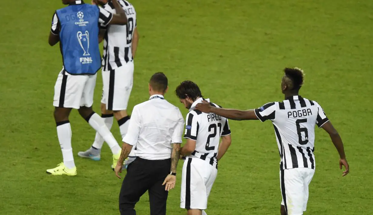 Ekspresi sejumlah pemain Juventus usai pertandingan di laga final Liga Champions 2014-2015 di Olympiastadion, Berlin, Minggu (7/6/2015). Juventus dikalahkan Barcelona dengan skor 3-1. (AFP Photo/Oliver Morin)