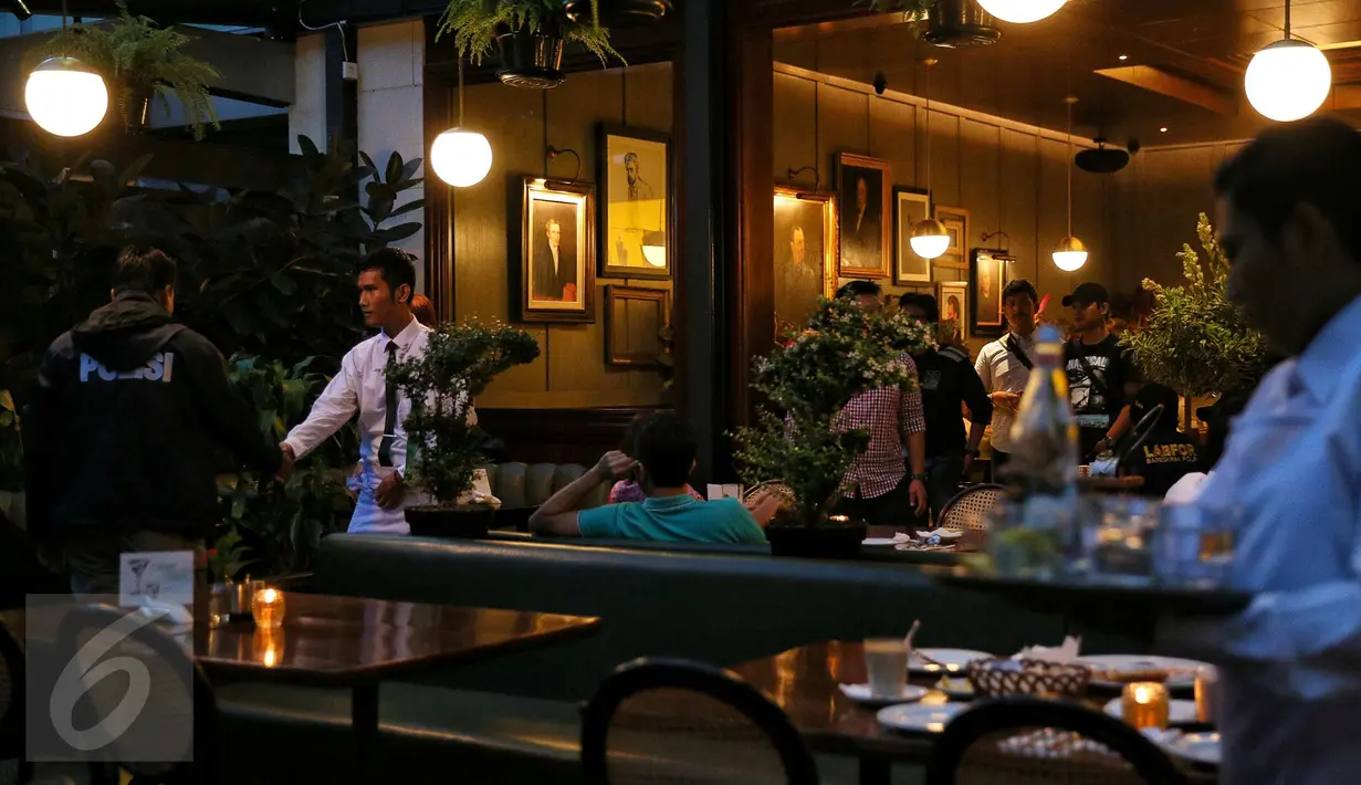 Suasana Cafe Olivier Grand Indonesia saat kedatangan pihak kepolisian untuk rekonstruksi sampel kopi beracun di Cafe Olivier Grand Indonesia, Jakarta, (19/1/2016). (Liputan6.com/Faizal Fanani)