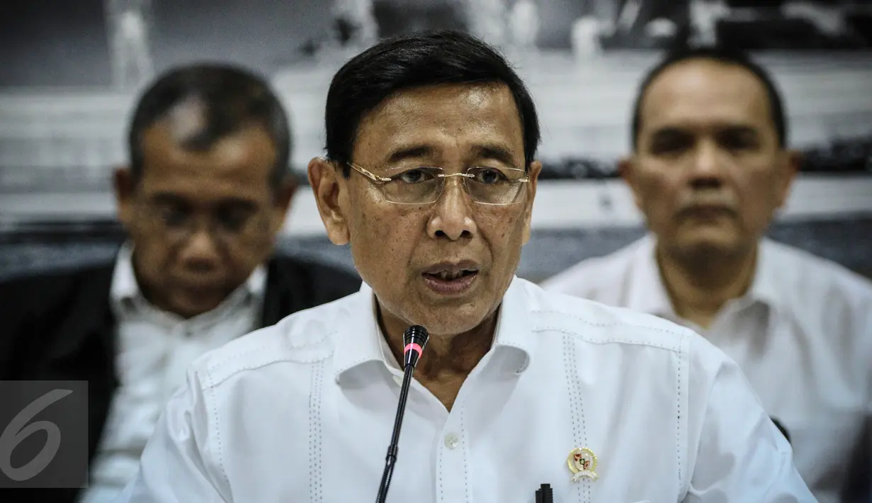 Menkopolhukam Wiranto memberikan penjelasan dalam Konferensi pers Saber Pungli di Media Center Kemenkopolhukam, Jakarta, Kamis (24/11). Wiranto menegaskan, pemerintah sangat serius menangani pemberantasan pungli. (Liputan6.com/Faizal Fanani)