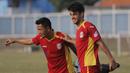 Striker Mitra Kukar, Carlos Raul dan Rahmat Affandi melakukan pemanasan saat latihan jelang pertandingan melawan Arema Cronus di Lapangan Bea Cukai, Jakarta, Senin (12/10/2015). (Bola.com/Vitalis Yogi Trisna)