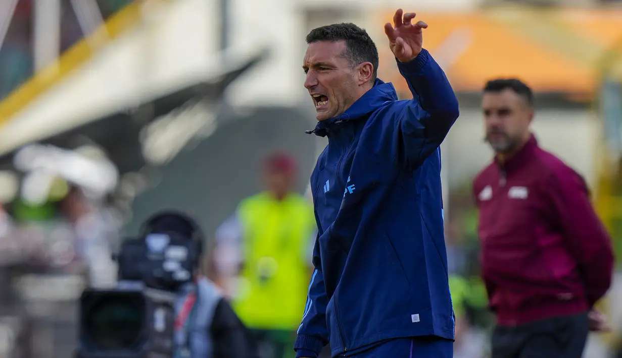Pelatih Timnas Argentina, Lionel Scaloni memberi instruksi kepada para pemainnya saat menghadapi Timnas Bolivia pada laga lanjutan Kualifikasi Piala Dunia 2026 zona Conmebol di La Paz Stadium, Bolivia, Rabu (13/9/2023) dini hari WIB. (AP Photo/Juan Karita)