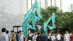 Pengunjung mengamati aneka alat berat yang dipajang dari produk Kobelco di Jakarta, Jumat (15/2). Pameran ini bertujuan untuk memenuhi kebutuhan sektor kehutanan, pertanian, pertambangan dan konstruksi di Indonesia. (Liputan6.com/Faizal Fanani)