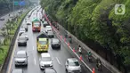 Pengendara motor melintasi Gerbang Tol Lenteng Agung 2 di Tanjung Barat, Jakarta, Rabu (1/1/2020). Banjir yang menggenangi Jalan TB Simatupang menyebabkan akses bagi pengendara terputus sehingga membuat arus lalu lintas seluruh kendaraan dialihkan melalui jalan tol. (Liputan6.com/Immanuel Antonius)