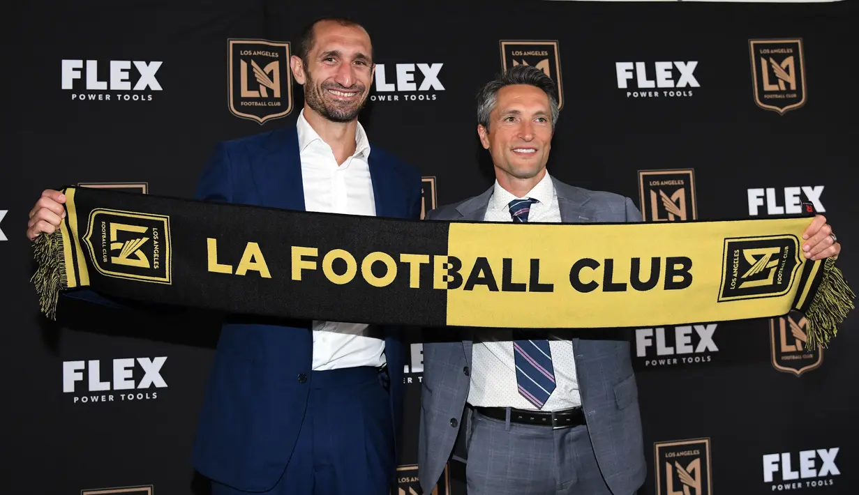 Bek Giorgio Chiellini (kiri) berpose dengan Wakil Presiden dan Manajer Umum LAFC John Thorrington setelah diperkenalkan dalam konferensi pers di Stadion Banc of California di Los Angeles, California (29/6/2022). Chiellini meninggalkan Juventus pada akhir musim, setelah 17 tahun berkarir bersama klub kota Turin. (Kevork Djansezian/Getty Images/AFP)