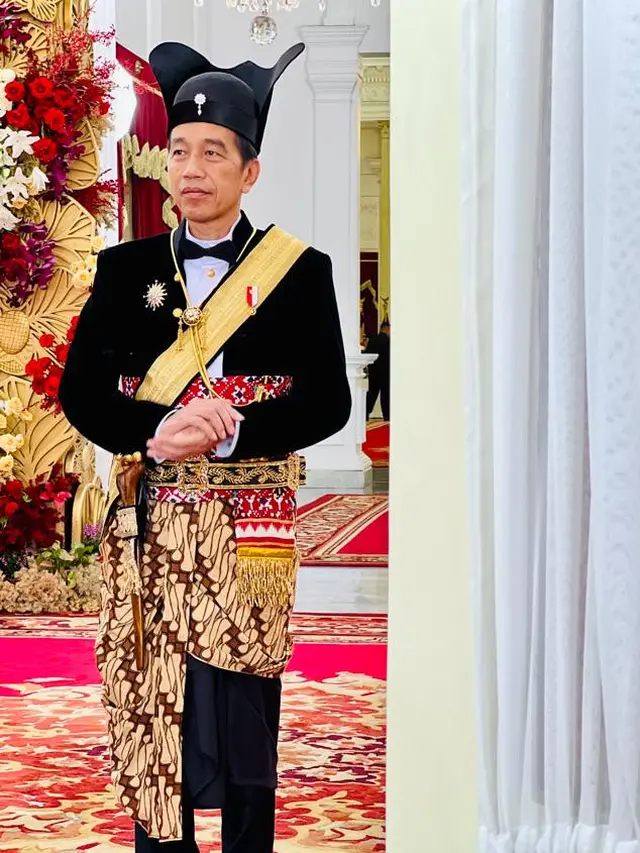 Presiden Joko Widodo atau Jokowi mengenakan baju daerah Ageman Songkok Singkepan Ageng dari Solo, Jawa Tengah saat Upacara Peringatan Hari Ulang Tahun (HUT) ke-78 Kemerdekaan RI Jakarta
