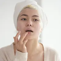 Bukan sekadar membuat bibir terlihat glossy, peptide lip treatment menawarkan perawatan yang menggabungkan kelembapan, tampilan lebih halus, dan efek plump yang natural. (Foto/Dok: Pexels)
