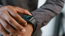 Ilustrasi pria berolahraga menggunakan smartwatch. ©MART PRODUCTION/Pexels.com.