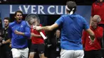 Roger Federer (kanan) merayakan kemenangan bersama Rafael Nadal, (kiri) usai mengalahkan petenis Tim Dunia, Nick Kyrgios pada turnamen tenis Laver Cup di Praha, Republik Ceska, (24/9/2017). Tim Eropa menang 15-9 atas tim Dunia. (AP/Petr David Josek)
